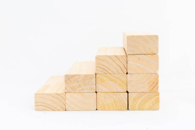 Beyaz zemin üzerinde boş tahta blok küpleri. Metin veya iş konsepti için boşluk.