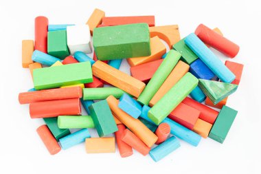 Beyaz izole edilmiş arkaplanda tahta oyuncak bloklarının farklı şekilleri ve renkleri