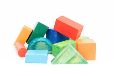 Beyaz arkaplanda renkli ahşap kare, dikdörtgen, üçgen, silindirik ve geometri şekilleri blokları