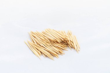 Tahta kürdanlar kırpma yolu ile beyaz arkaplanda izole.