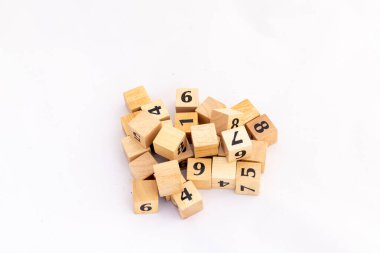 Beyaz arka planda izole edilmiş sayıları olan tahta küpler. Sayı kavramları sayılıyor.