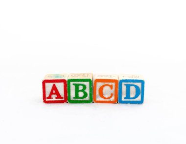Tahta Alfabe Blokları ABCD 'yi kopyalama alanı olan beyaz arkaplanda izole etti.