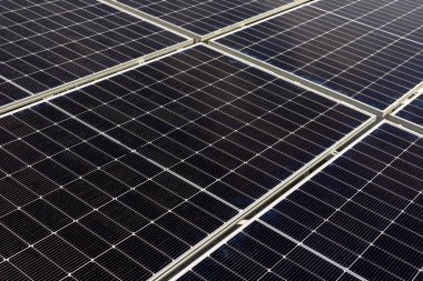 Güneş panellerinin yakınlaştırılması. Sürdürülebilir kaynaklar ve yenilenebilir enerji kavramı.