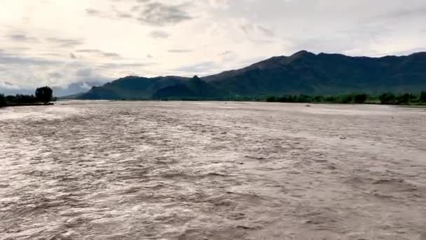 Вспышка Наводнения Реке Сват Сильных Дождей Апреле Концепция Изменения Климата — стоковое видео
