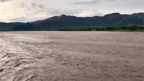 2024年4月 在巴基斯坦斯瓦特河谷下了暴雨之后 洪水淹没住区和田地的水位大幅上升 — 图库视频影像