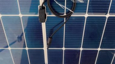 Güneş panellerinin yakınlaştırılması. Sürdürülebilir kaynaklar ve yenilenebilir enerji kavramı.