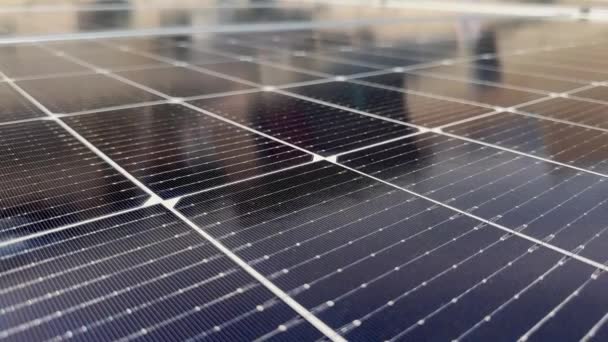 太阳能光伏电池板系统模块电路 太阳能电池板产生清洁电力的后视镜 — 图库视频影像