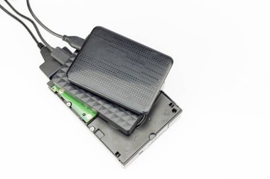 Beyaz arkaplanda izole edilmiş aktarım dosyalarına bağlı harici disk sürücüleri