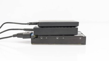 Beyaz arkaplanda izole edilmiş USB 3.0 bağlantısı kullanılarak yedekleme dosyaları için bilgisayara veya dizüstü bilgisayara bağlı birçok harici sabit disk sürücüsü