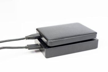 Beyaz arkaplanda izole edilmiş yedekleme verileri için bilgisayara bağlı harici sabit diskler