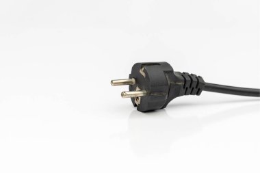 Siyah elektrik güç kaynağı kablosu beyaz arka planda izole edildi
