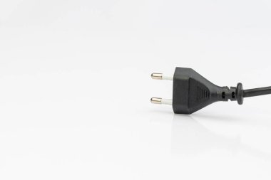 Siyah 2-pin elektrik prizi beyaz arkaplanda izole edildi