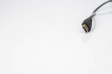 Beyaz arkaplanda HDMI kablo bağlantısı izole edildi.
