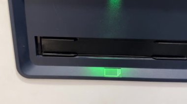 ATM Pakistan Rupisi 'ni dağıttı. Elle Para Alma Kapanışı.
