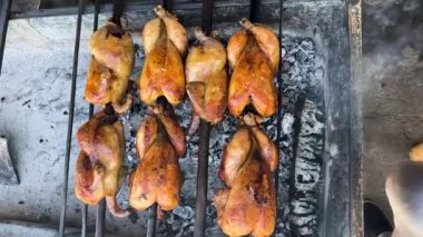 Kömür üzerine Balochi Tavuğu Sajji Barbekü. Alevler Üzerindeki Savory Zevkleri