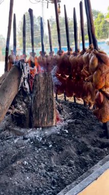 Geleneksel Balochi Tavuğu Sajji Pakistan 'da Açık Ateş Üzerine Kavruldu