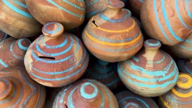 Geleneksel Clay Para ve Para İçin Renkli Çizgili Bankaları Kurtarıyor.