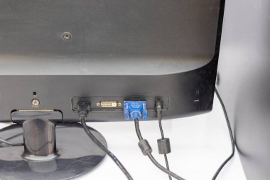 Bağlı Kablolu Bir Bilgisayar İzleyicisinin Arka Görünümü.