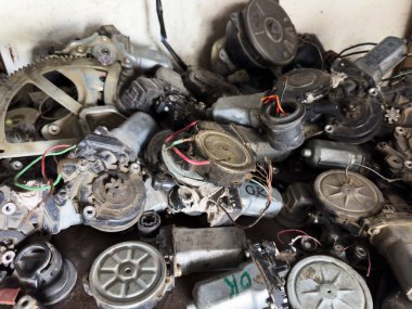 Aracın camları için elektrik motoru yığını. Kullanılan parçaların ve parmaklıkların karışımı: Pakistan - 03 Temmuz 2024.