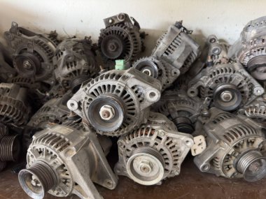 Bir Atölyede Eski Araba Alternatörleri: Pakistan - 03 Temmuz 2024.