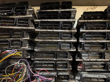 Yığınlanmış Elektronik Kontrol Birimleri (ECU 'lar) bir atölyede