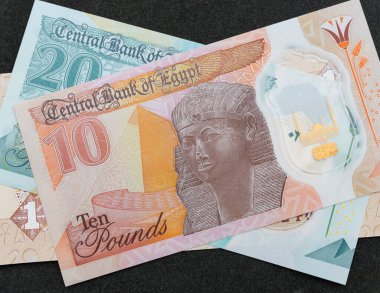Siyah arkaplan üzerinden Eygpt 20, 10 ve 1 havuz para birimi notu: Pakistan - 07 Temmuz 2024.