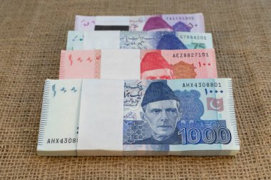 Pakistan para birimi 1000, 100, 75 ve 50 rupi.