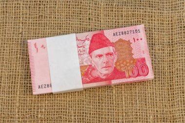 Çuval Arkaplan Üzerine 100 Rupi Pakistanlı Banknotlar