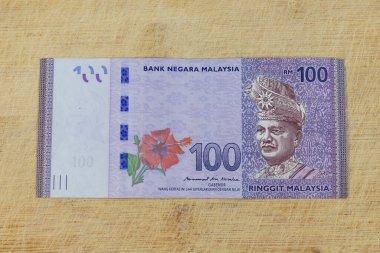 Mor ve kahverengi renkli RM100 banknotunda Abdul Rahman tahta bir zemin üzerinde yer alıyor: Pakistan - 26 Temmuz 2024.