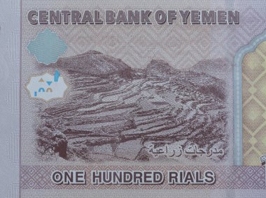 Yemen 'e yakın olan 100 riyal banknotta teraslı tarım arazileri ve Kraliçe Arwa camii mihrab dekore edilmiştir..