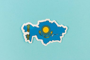 Mavi Arkaplanda Ulusal Bayrak Renkleri Haritası