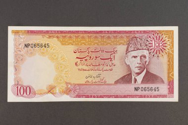 Siyah Arkaplanda Quaid-e-Azam Portresi olan eski 100 rupi Pakistanlı Banknote (Artık sirkülasyonda değil).