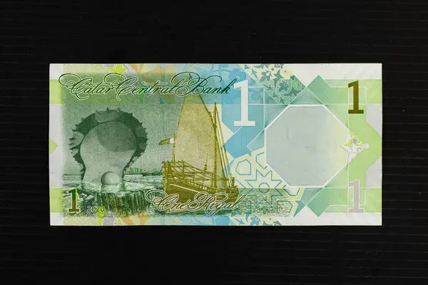 stock image Traditional dhow (Bateel) and the oyster and pearl monument, portrait from Qatar 1 riyal 2020 banknote.