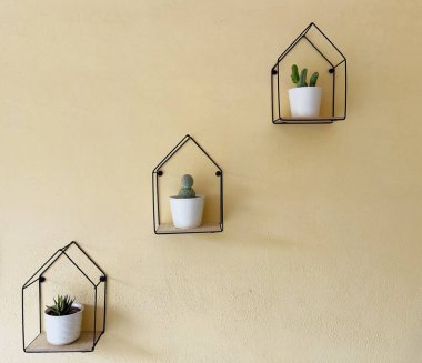 Geometrik Kulübe Shape Bitki Tutucuları Bej Duvarı 'nda Sulu ve Kaktüslü