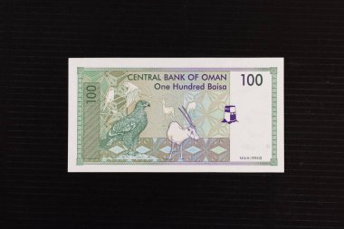 Omani 100 Baisa Notu Verreaux kartalı ve beyaz antilop portresi (1995 Serisi)