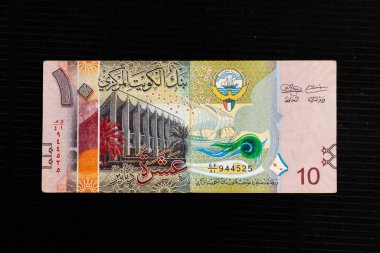 Kuveyt 'te bir sambuk dhow gemisi olan Kuveyt Ulusal Meclisi' nin (altıncı sezon) yer aldığı 10 dinar banknot)