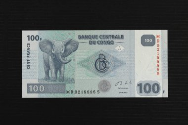 Virunga Ulusal Parkı 'nda fillerin yer aldığı Kongo 100 franklık banknotlar.