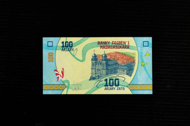 İsa 'nın Kutsal Katedrali' nin portresi 2017 Madagaskar 100 Ariary banknotlarında görünür..