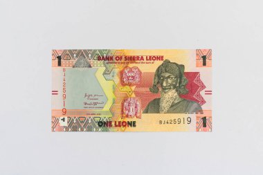 Sierra Leone 1 leone banknotunda Bai Bureh ve Sierra Leone 'nin beyaz arka planda izole edilmiş armaları var.