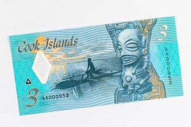 Cook Adaları 3 dolarlık ters tüy balıkçı kanosu ve Te-Rongo Tanrısı beyaz arka planda izole edilmiş..