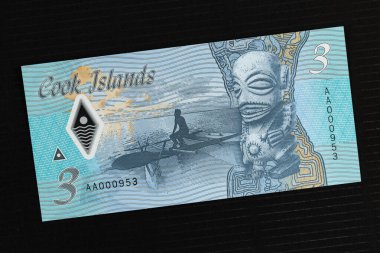 Cook Adaları 3 dolarlık ters tüy balıkçı kanosu ve Te-Rongo Tanrısı siyah arka planda izole edilmiş..