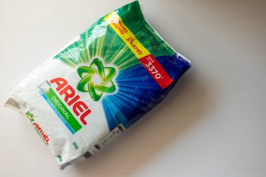 Ariel çamaşır deterjanı beyaz izole edilmiş arka plan üzerinde fotokopi alanı ile birlikte: Pakistan - 09 Ekim 2024.