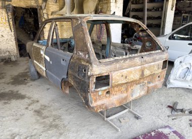 Restorasyon Atölyesindeki Paslı Klasik Araba Çerçevesinin Arka Görünümü