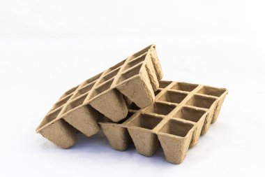 Seedling Growth için iki Biyolojik Ayrıştırılabilir Tohum Başlatma Tepsisi