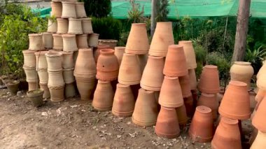 Satılık bitkiler için yeni boş el yapımı kil saksılar