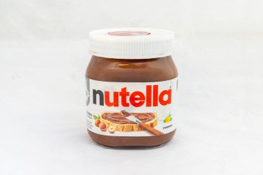 Beyaz Arkaplan üzerine Nutella Fındık Spread Jar: Pakistan - 09 Ekim 2024.