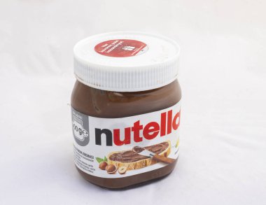 Çikolata ile Nutella Kavanozunun Yakın Çekimi: Pakistan - 09 Ekim 2024.