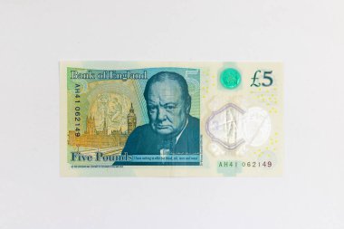 İngiliz beş sterlin banknotu ve İngiltere Başbakanı Sör Winston Churchill 'in portresi.