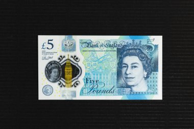 Kraliçe 2. Elizabeth 'in portresini içeren İngiliz beş sterlinli banknot.