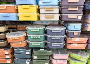Pazarda Satılık Plastik Beslenme Kutuları ve Yiyecek Kutuları Yığını